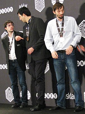 Blitzweltmeister Grischtschuk und die Nächstplatzierten Vachier-Lagrave (li.) und Kramnik in Berlin 2015