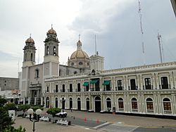 Edificio de Gobierno y Basílica Menor Catedral de Colima, Colima.JPG