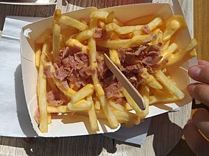 McDonald's Italia Fries Cheese&Bacon (cropped)