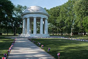 Path of bouquets 03 - DC War Memorial - Memorial Day - Washington DC - 2014