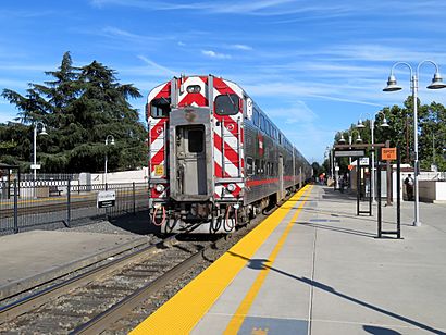 Southbound train leaving Palo Alto station, July 2018.JPG