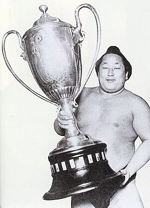 Tamanishiki with The Emperor's Cup.jpg