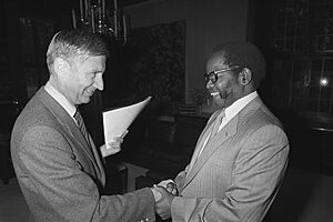 Van Agt begroet Oliver Tambo (rechts), Bestanddeelnr 931-7470