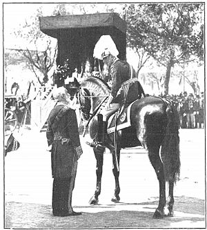 Alfonso XIII hablando con Antonio Maura durante la ceremonia de la jura de la bandera en el Paseo de la Castellana, de Campúa