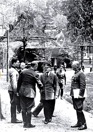 Bundesarchiv Bild 146-1984-079-02, Führerhauptquartier, Stauffenberg, Hitler, Keitel