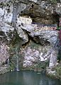 Covadonga - Cueva santa y cascada
