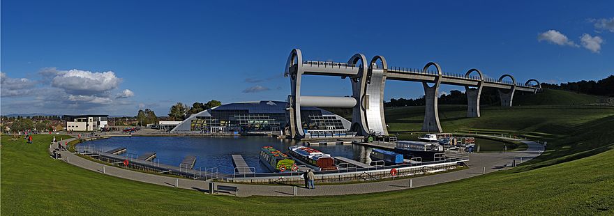 Panoramic view of the wheel and aqueduct.