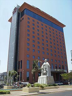 Monumento La Madre Royal Crowne Plaza