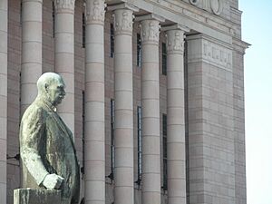 ParliamentHouseStatueHelsinki