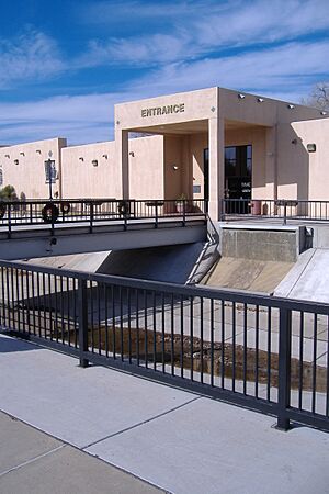 Roswell museum entrance - panoramio.jpg