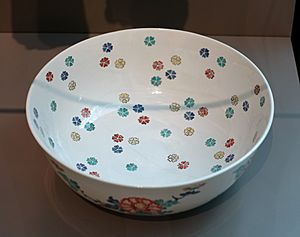 Salad bowl, Chantilly Porcelain Factory, c. 1735-1740, soft-paste porcelain - Wadsworth Atheneum - Hartford, CT - DSC05417