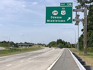 2022-07-18 10 23 50 View south along Delaware State Route 1 (Korean War Veterans Memorial Parkway) at Exit 136 (Delaware State Route 299, Odessa, Middletown) in Odessa, New Castle County, Delaware