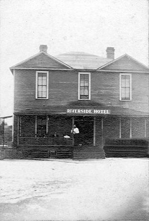 Riverside Hotel in Bannockburn, circa 1905