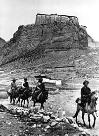 Bundesarchiv Bild 135-S-04-15-10, Tibetexpedition, Reiter, Burg Kampa Dzong