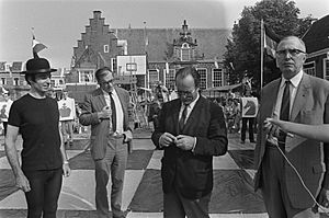 Godfried Bomans en dr. Max Euwe spelen schaakspel met levende stukken, Haarlem, Bestanddeelnr 923-7913