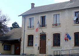 The town hall in Manteyer