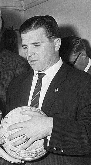 Real Madrid tegen Feyenoord 0-5, Kuiver met bal vraagt handtekening van Puskas (cropped)