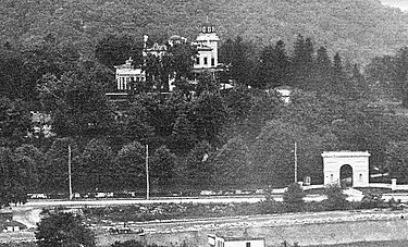 Seaman-Drake Mansion and Arch in 1903