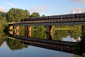 The Royal Scotsman crossing the Tay on the rail bridge at Perth - geograph.org.uk - 2542284