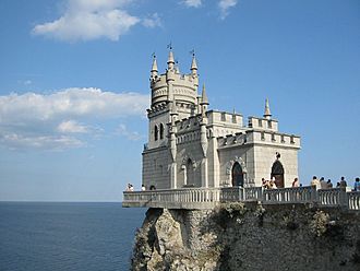 The Swallow's Nest castle on the Aurora cliffs of cape Ai-Todor (2005-09-229)