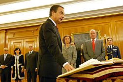 Zapatero prometiendo su cargo ante Juan Carlos I (2008)