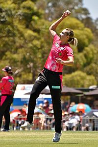Perry playing for the Sydney Sixers in 2019