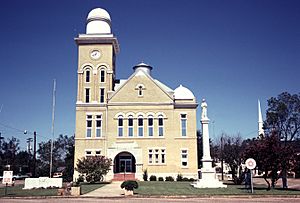 Bibb County Courthouse and Confederate monument in Centreville