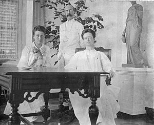 COLLECTIE TROPENMUSEUM Oom Melchior Treub Netty en Louise Treub in een hoek van de voorgalerij in 's Lands Plantentuin Buitenzorg. TMnr 60013811