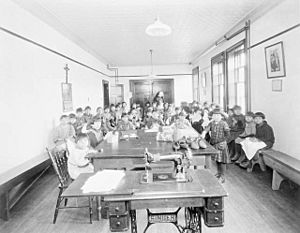 Classe de fillettes micmaques au pensionnat indien de Shubenacadie, Nouvelle-Écosse, 1929 - 4666912222