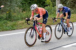 Demi Vollering in etappe 8 van de Tour de France Femmes 2024