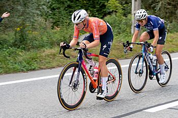Demi Vollering in etappe 8 van de Tour de France Femmes 2024