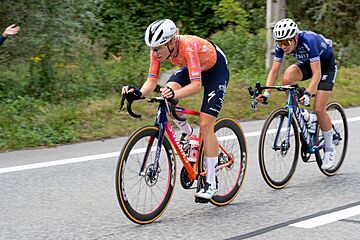 Demi Vollering in etappe 8 van de Tour de France Femmes 2024
