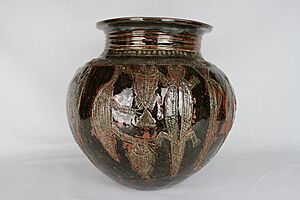 Hand-Built pot by Ladi Kwali (YORYM-2004.1.919)