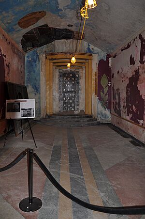 Interior of Hollywood Theater, Northeast Minneapolis 2010-05-15 - lobby