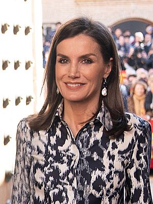 2020-02-06 Visita de los Reyes a Écija con motivo del "Premio Escuela del Año 2019" de la Fundación Princesa de Girona, 31 (Queen Letizia).jpg