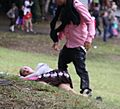 Betrunkene Frau am Oktoberfest im Dirndl