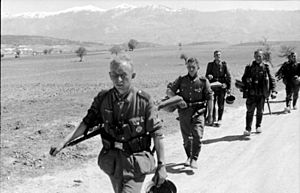 Bundesarchiv Bild 101I-163-0319-03A, Griechenland, deutsche Infanterie auf dem Marsch