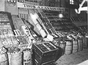 Combined wholesale and retail stand in Center Market 1915