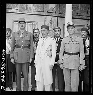 General de Gaulle, the Bey of Tunis and General Mast 8d32422v