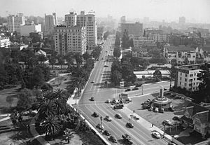 Near Wilshire Boulevard and Commonwealth Avenue in 1945.jpg