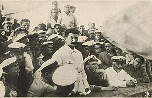 19290700-И.В. Сталин с моряками крейсера Червона Украина. 1929 г.
