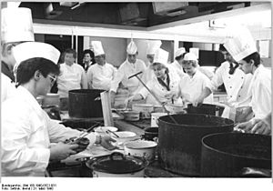 Bundesarchiv Bild 183-1990-0321-031, Interhotel "Stadt Berlin", Auszubildende