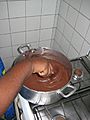 Fabrication artisanale du chocolat liquide à Tayap