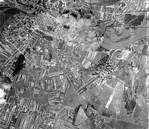 Győr, Magyar Vagon és Gépgyár épületeinek bombázása. Fortepan 15923