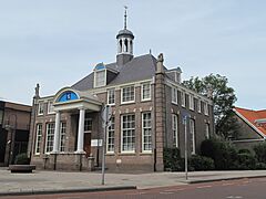 Heemskerk, notariskantoor aan de Burg. Nielenplein 2 foto8 2011-06-12 16.10
