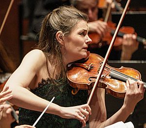 Janine Jansen with NY Phil, violinist (cropped)