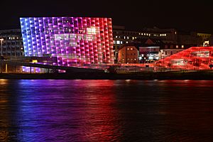 Linz Ars electronica center rotblau DL