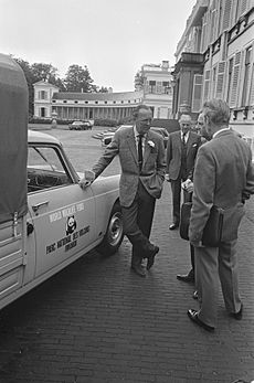 Prins Bernhard (l) bij de auto, Bestanddeelnr 924-6551