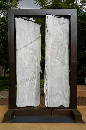 Puertas de Contoy, escultura de Ángela Gurría