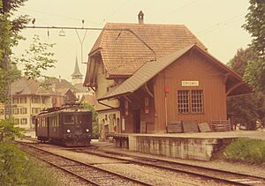 SBB Historic - F 122 00345 001 - Eriswil VHB Stationsgebaeude mit Gueterschuppen und Triebwagen BDe 4 4 VHB